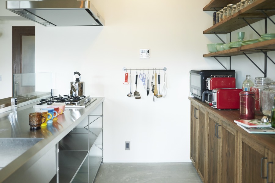 収納棚を活用したキッチン例