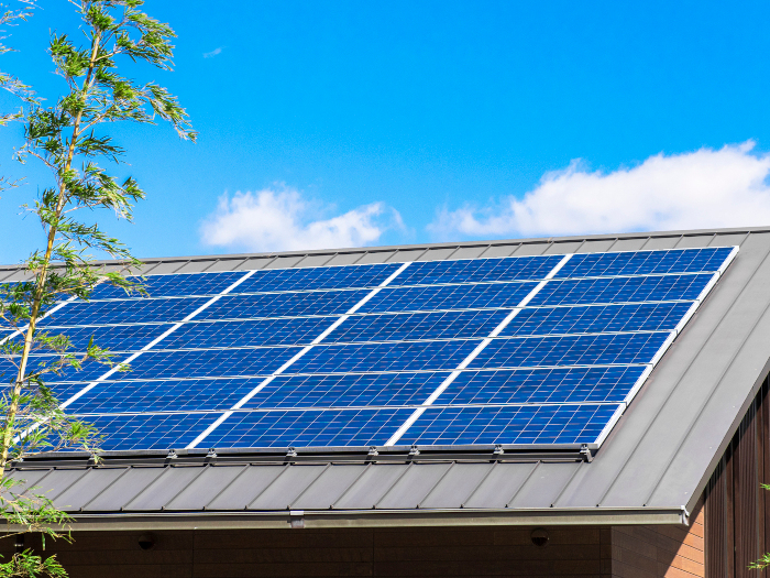 太陽光発電を“後付け”するメリット・デメリット｜費用目安や税金・保険について
