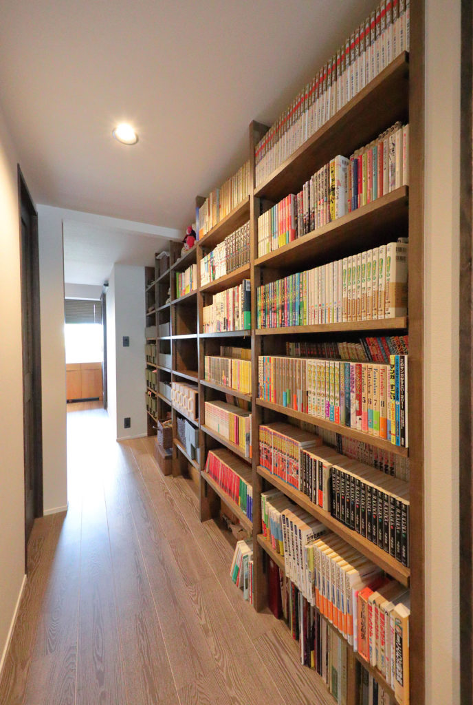 廊下の壁一面に造作した本棚