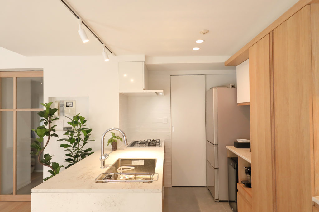60平米台のマンションのペニンシュラタイプの対面キッチン