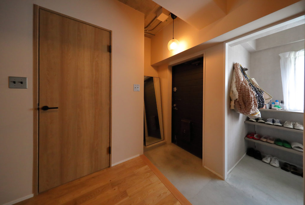 一人暮らしマンションリノベーション事例　シューズクロークのある玄関