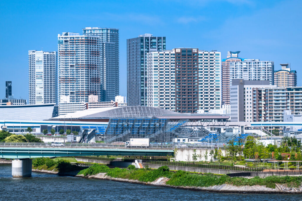 屋上のある豊洲の高層マンションとビル群
