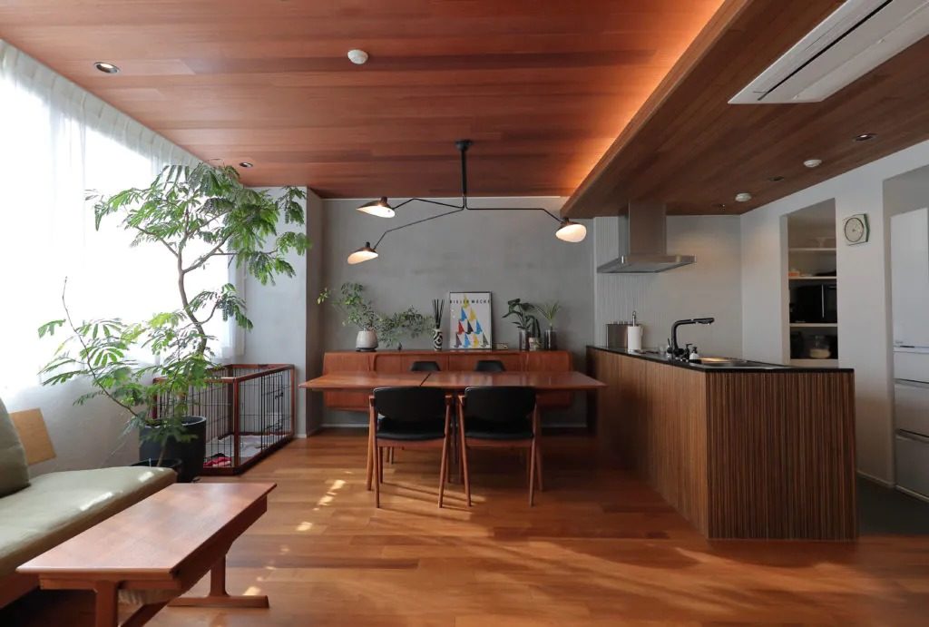 木目調の腰壁が床や天井と調和よく馴染むデザイン