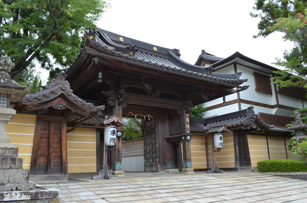 寺民泊を経営しているお寺の入り口