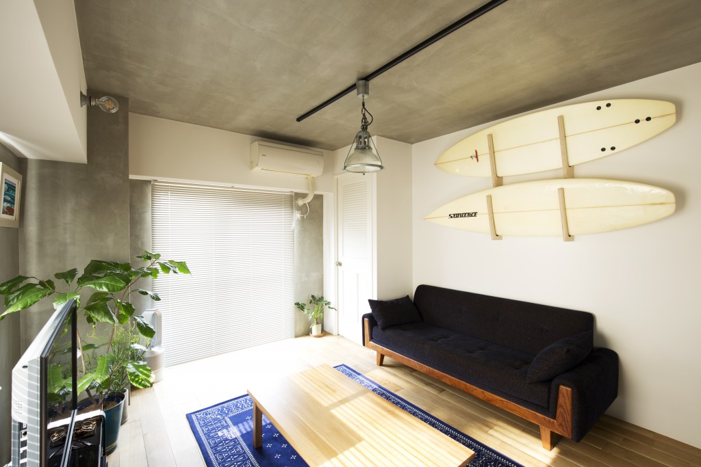 打ちっぱなし天井と壁をバランス良く配置したマンションリビング