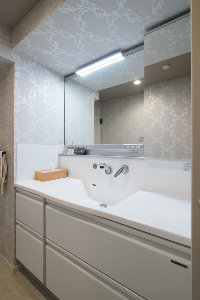 洗面所 脱衣所のおしゃれな壁紙リノベ実例 アクセントクロスの使い方と機能の選び方 リノベーションのshuken Re マンション 住宅 中古物件を リフォームやリノベで住みやすくデザインし施工します