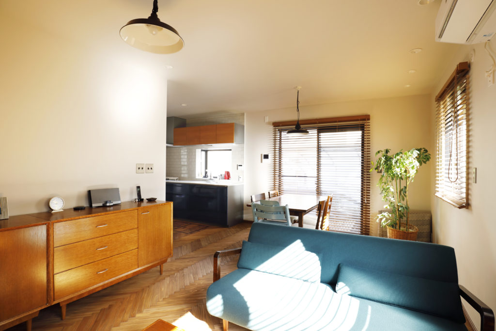 【戸建て】壁を抜いて開放感あふれるL字型のLDKに仕上げた事例