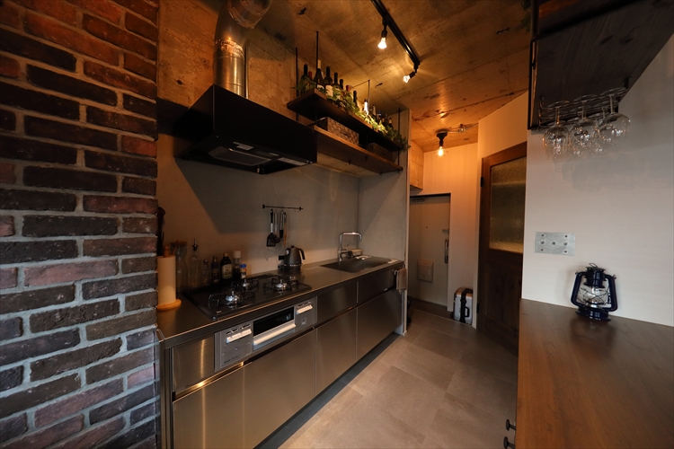 キッチン空間兼、他の空間への通路として効率的なスタイルを確立