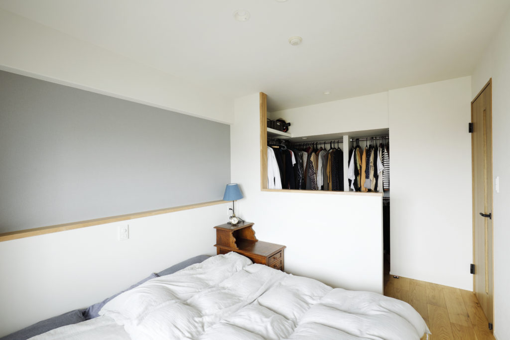 寝室のおしゃれなアクセントクロス施工例　北欧風の淡いグレー