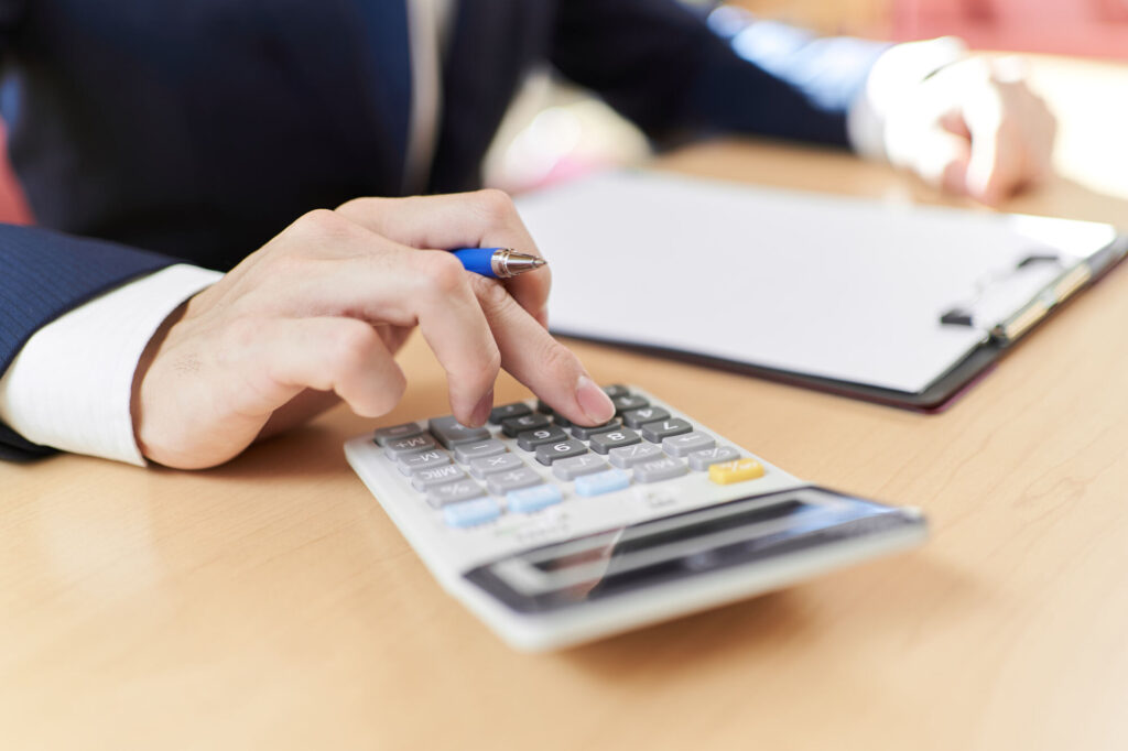 民泊リフォームの補助金計算をする営業マン