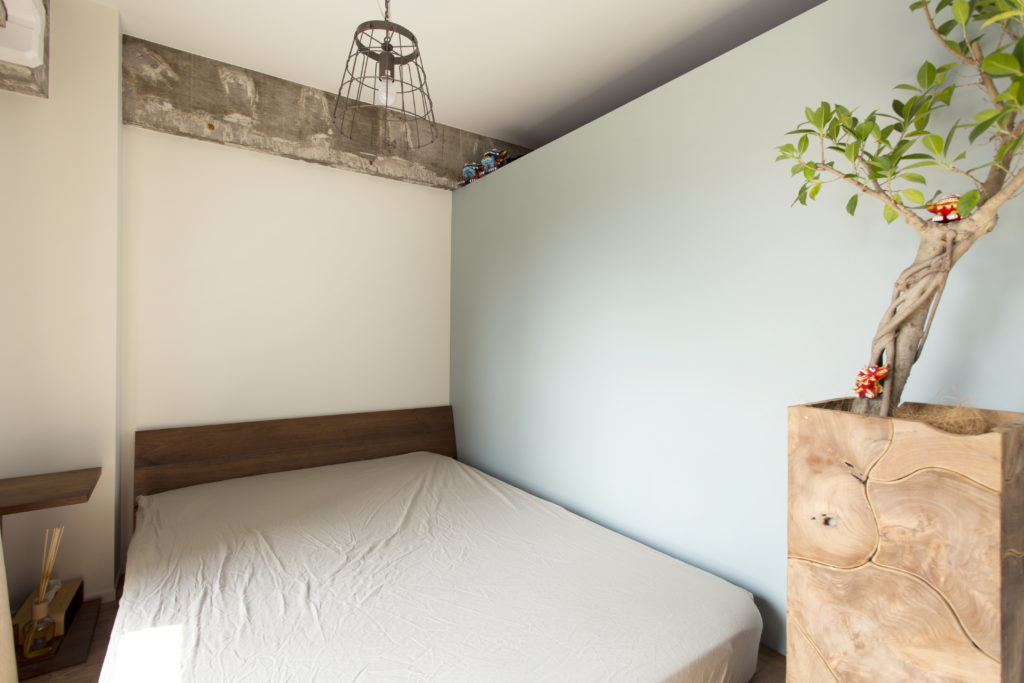 寝室のおしゃれなアクセントクロス施工例　淡いパステルカラーのブルー