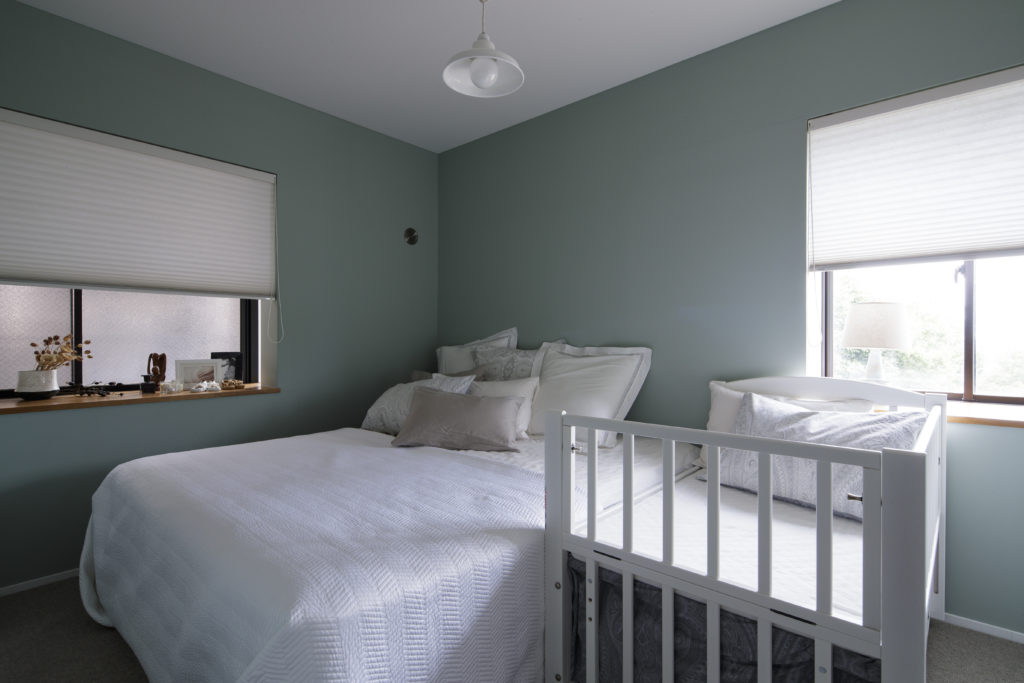 寝室のおしゃれなアクセントクロス施工例　シックなグリーングレー