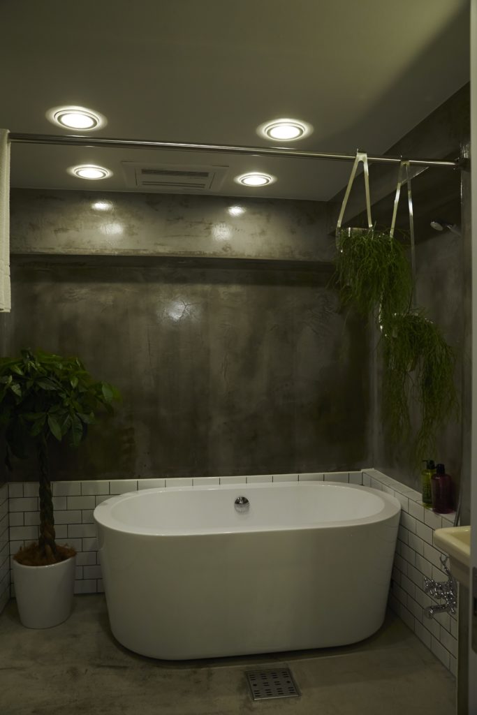 かっこいいモルタルの浴室
