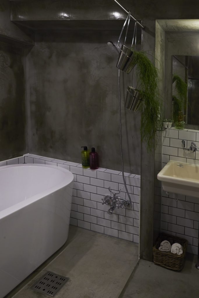 浴室洗面室のモルタル床