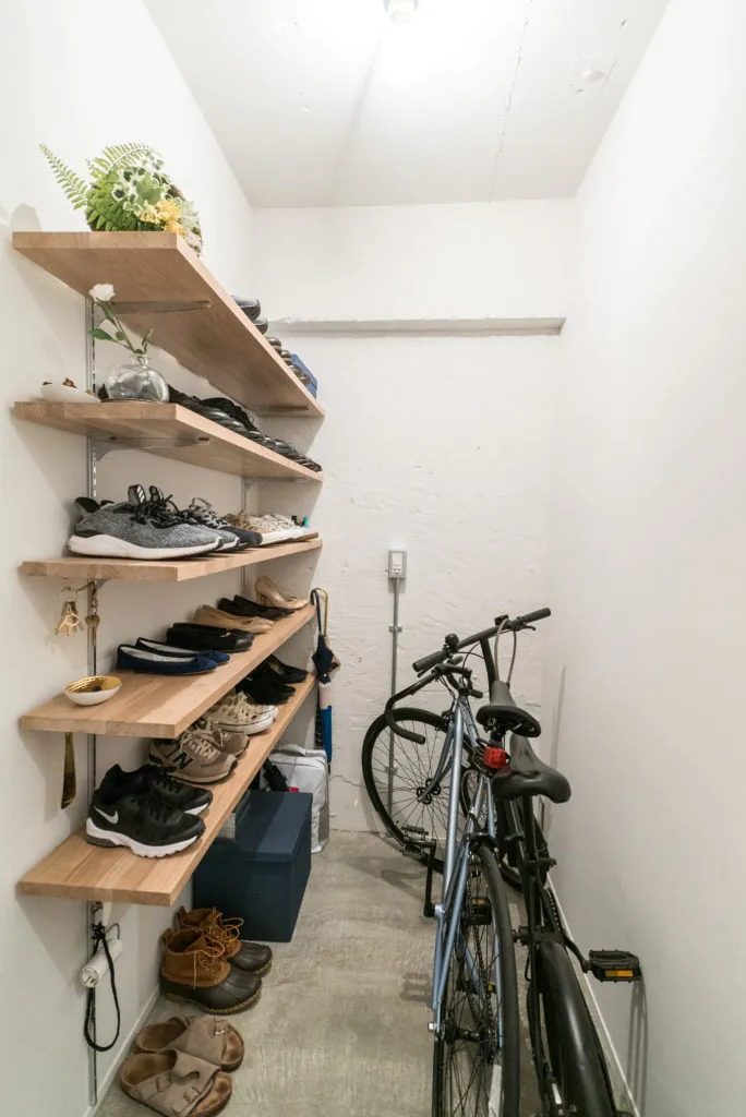 玄関の土間収納を拡張し、自転車も置けるおしゃれな空間に