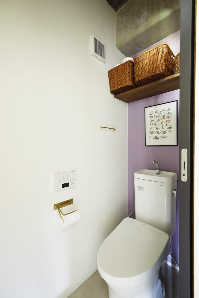 トイレのアクセントクロス失敗談から学ぶ上手な選び方 おしゃれな施工例を紹介 リノベーションのshuken Re マンション 住宅 中古物件をリフォームやリノベで住みやすくデザインし施工します