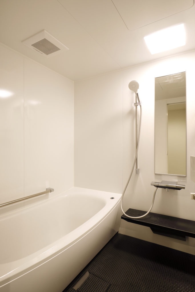 柔らかな曲線デザインのお風呂のリノベーション画像