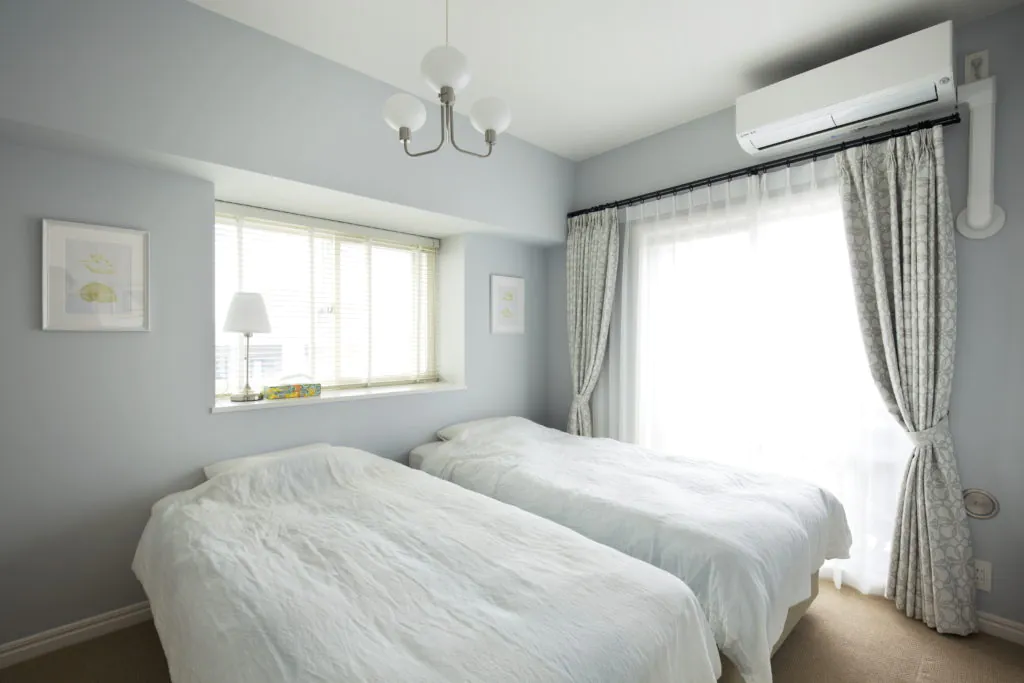 寝室はカーペットとブルーの塗装で柔らかな雰囲気に