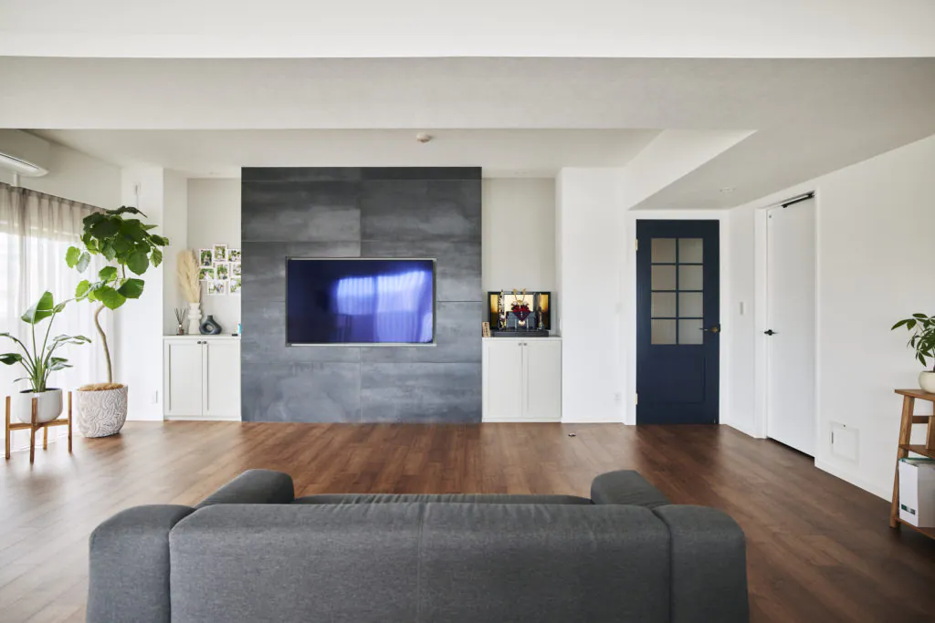 リゾートライクな新築風リノベーションで家族団らんを楽しむLDK（浦安市の実例）