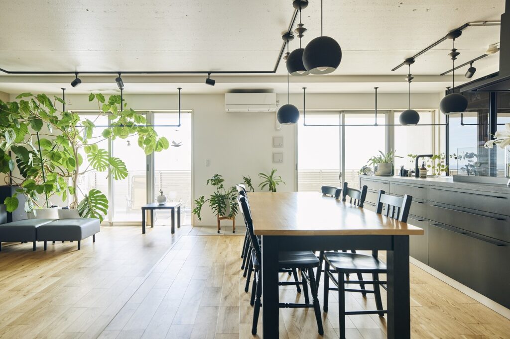 住まいのデザインにあわせてリメイクした家具