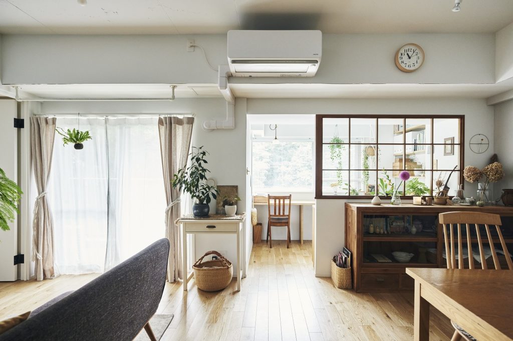 2部屋をリノベーションでつなげた開放的なリビングダイニング