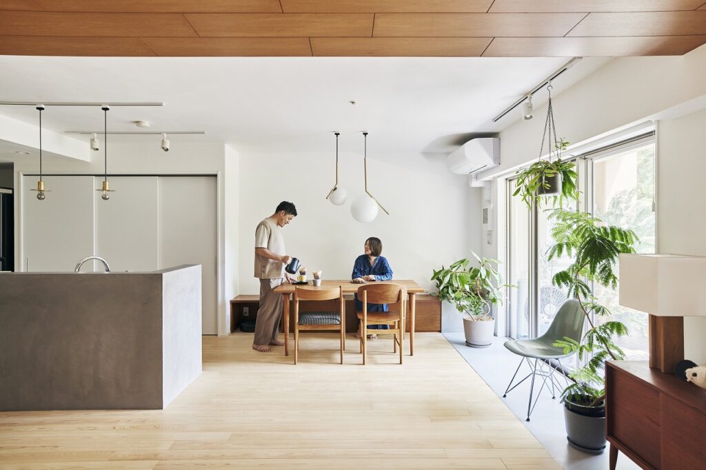 リノベーションしたグリーンが映える明るいお住まい