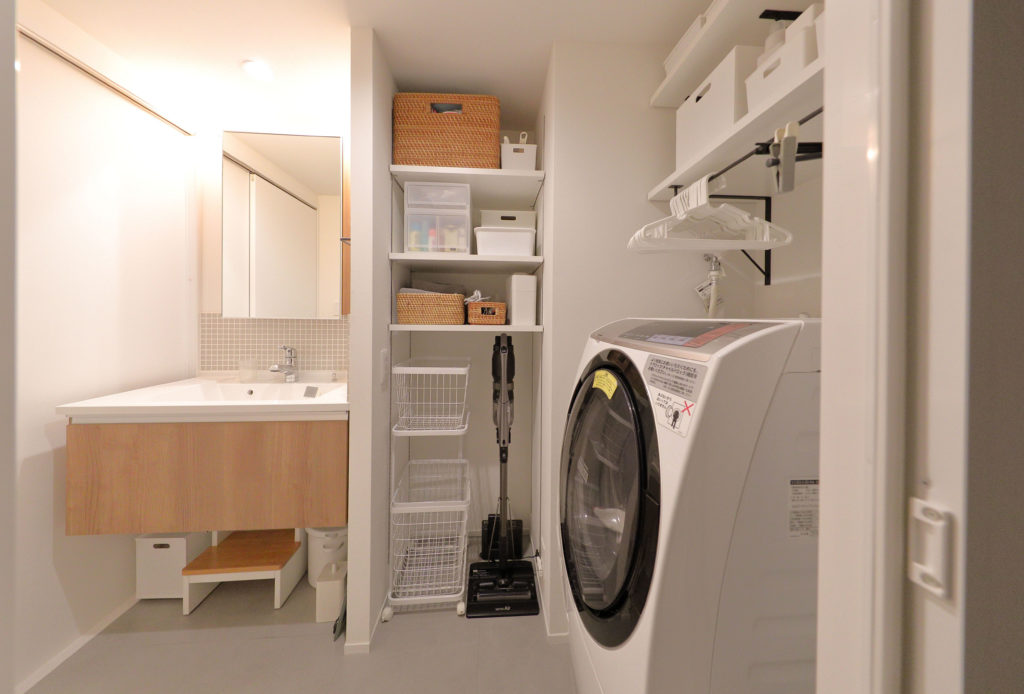 オープンスタイルの脱衣所収納