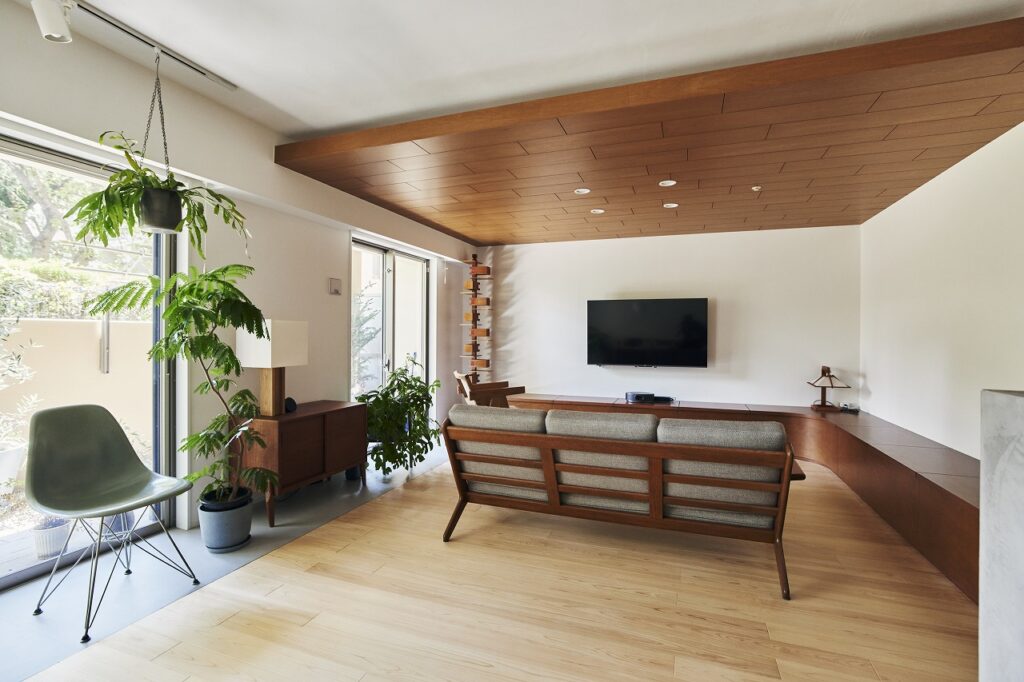 造作のテレビボードと板張りの天井
