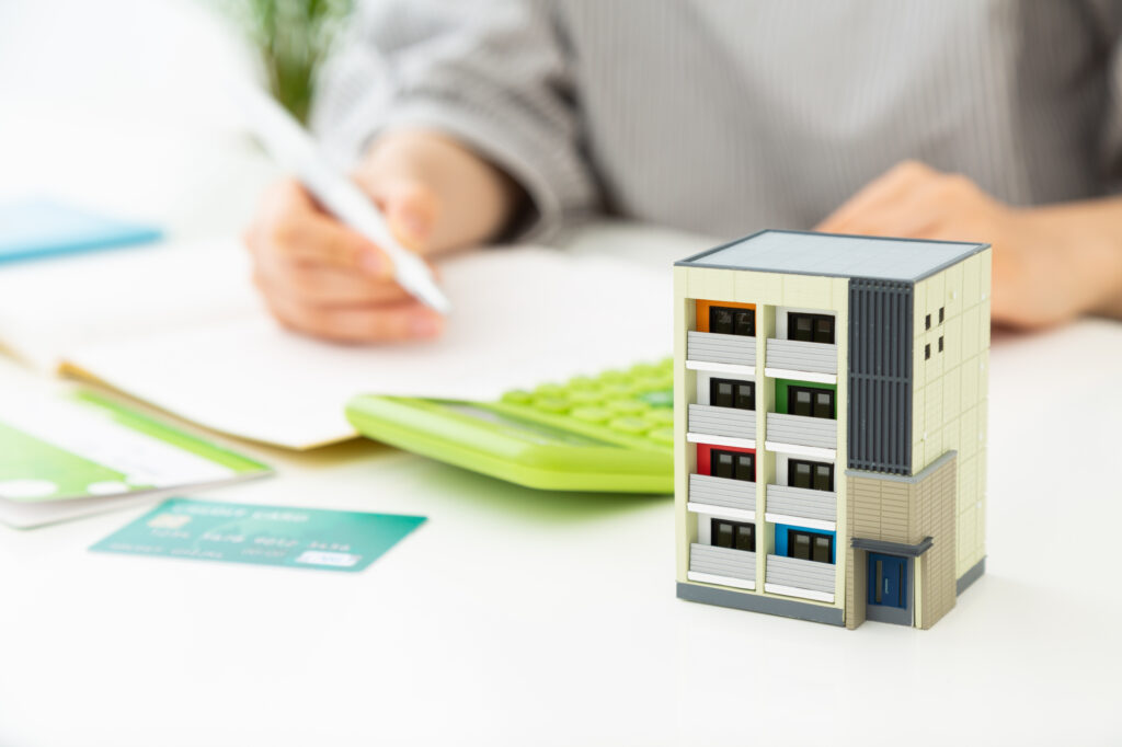 マンションの減価償却を計算する女性