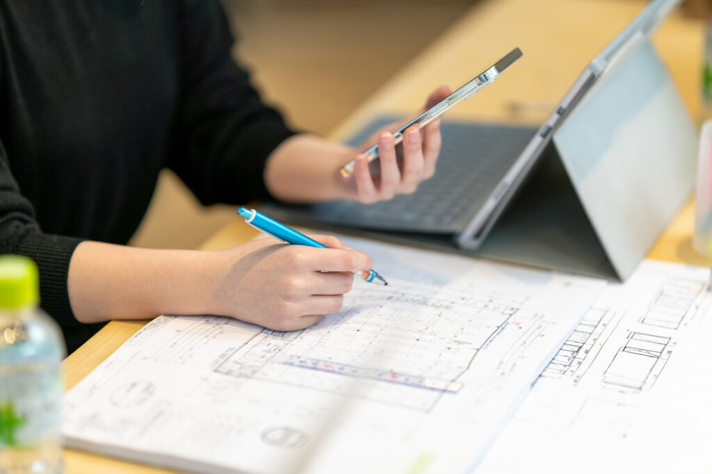 用途変更の建築確認申請をする建築家