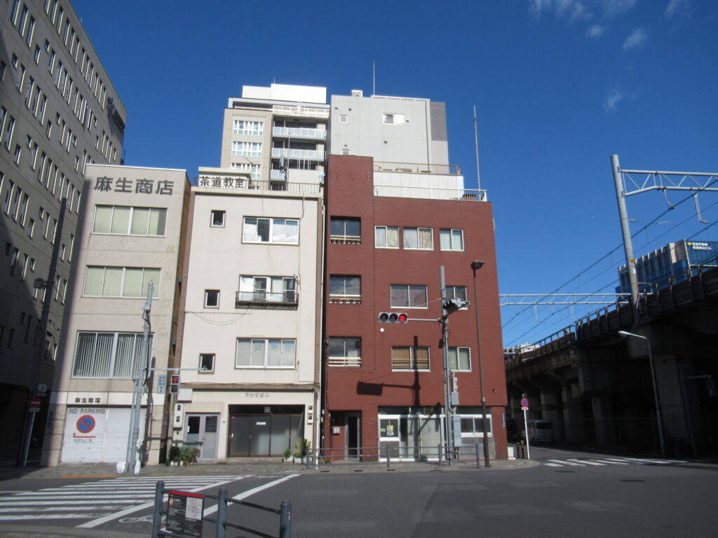 リノベーション再生計画中の築古ビルの外観