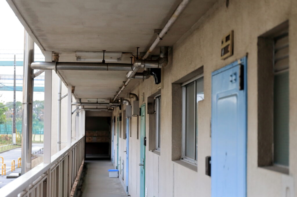 立ち退きが進む老朽化したマンションの廊下