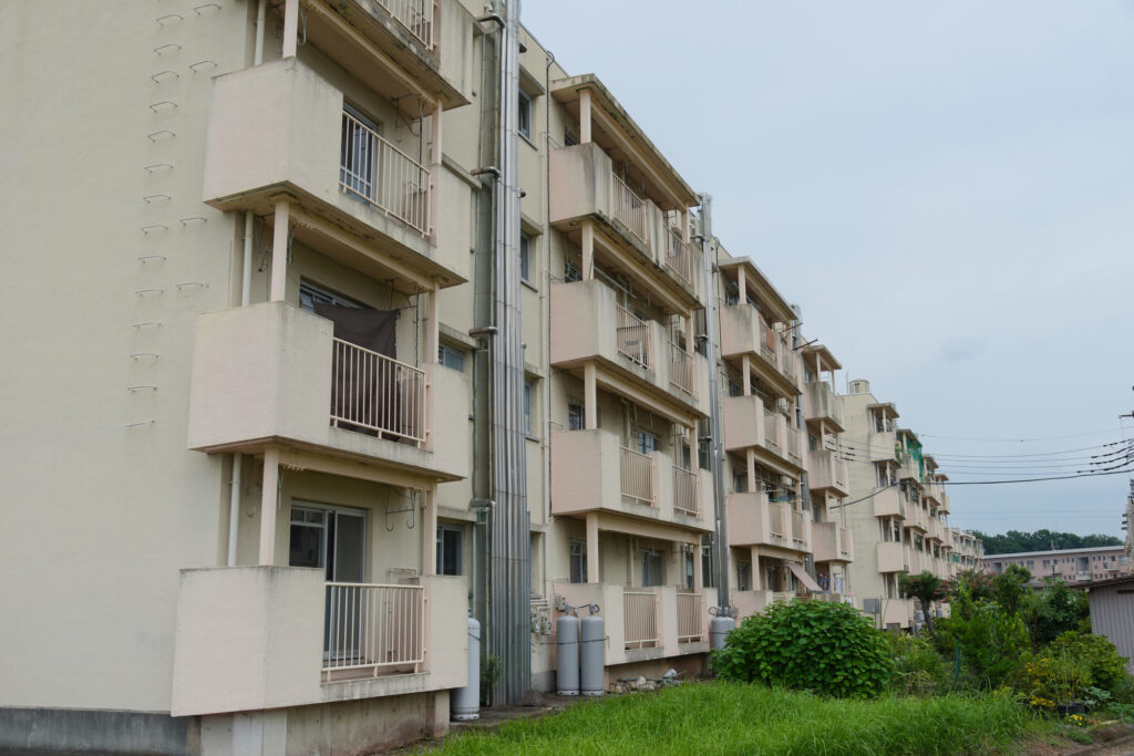 老朽化して立ち退き交渉中のマンション