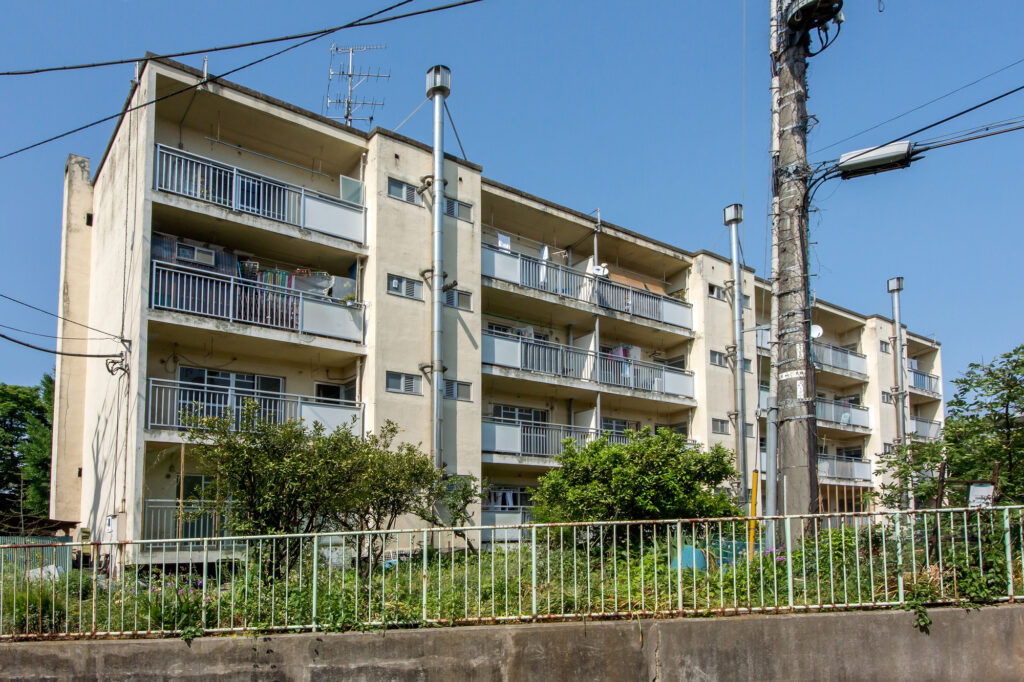 立ち退き中の老朽化したマンション