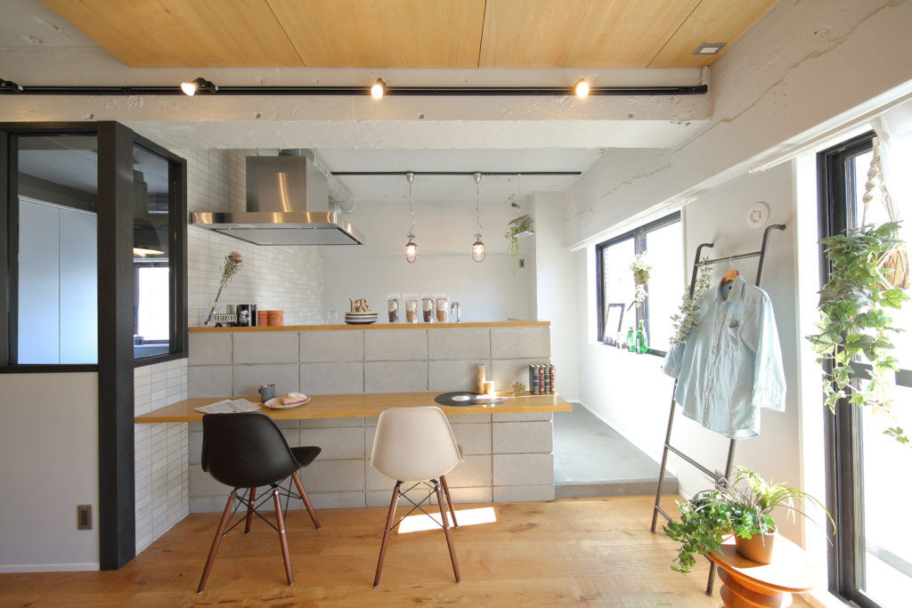 ブロック素材のキッチン腰壁を楽しむ造作キッチンカウンターが素敵