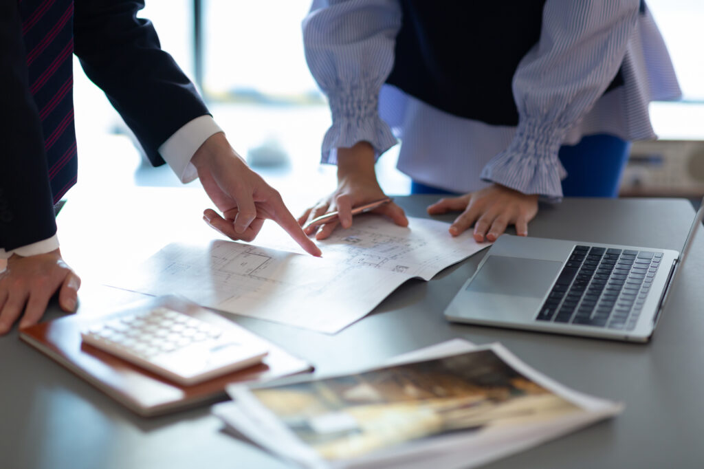 民泊リフォームの補助金ついて打ち合わせする男女