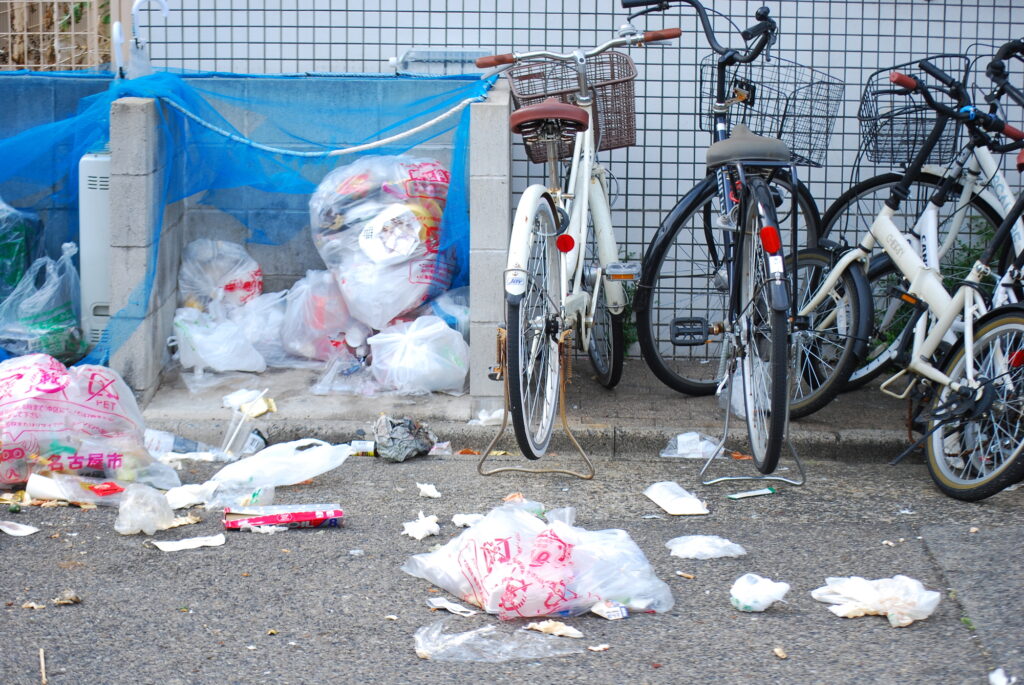 民泊マンションの荒れたゴミ置き場