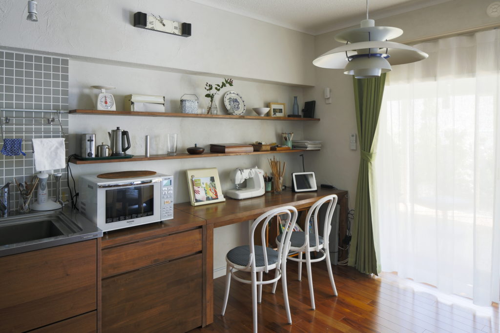 壁面を自由に活用した造作キッチンカウンターで使い勝手もデザインもバッチリ