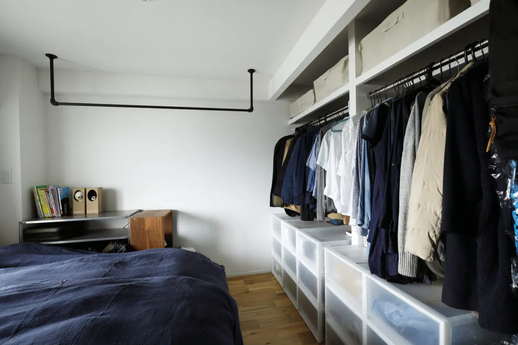60平米台のマンションの寝室のオープンクローゼット