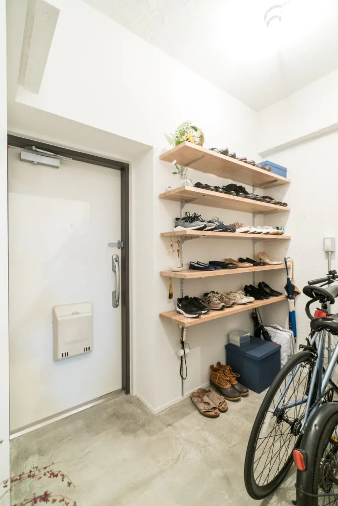 65㎡マンションの自転車も置ける広いマンションの玄関